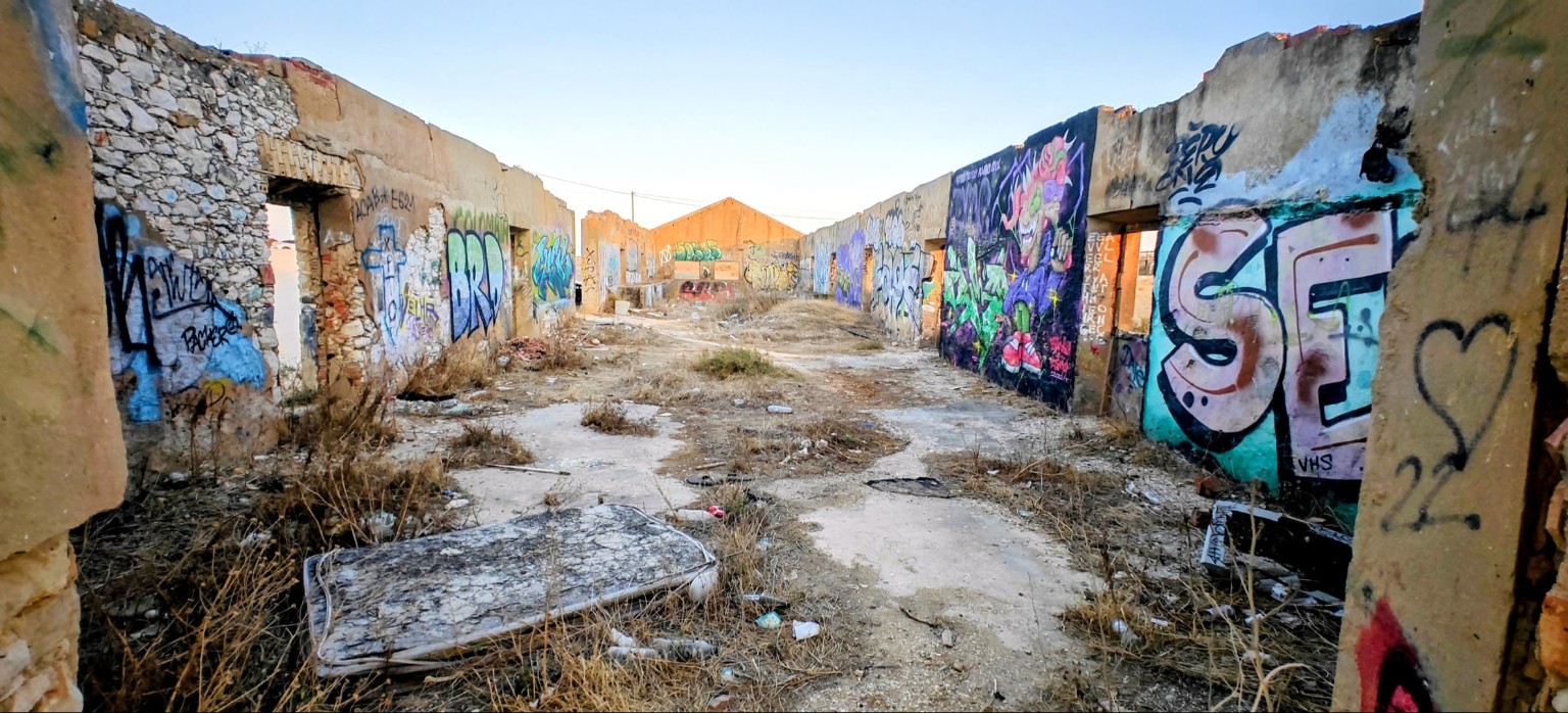 Blick in eine verfallene Gebäudestruktur mit Graffiti in Lagos