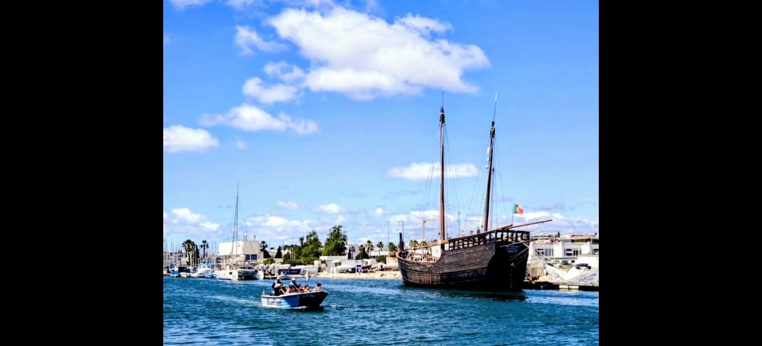 Caravela Boa Esperança mit modernem Ausflugsboot davor