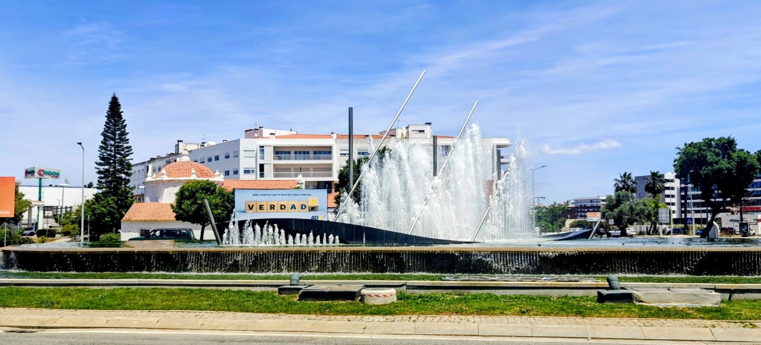 Hohe Wasserfontänen am Karavellen-Brunnen in Lagos